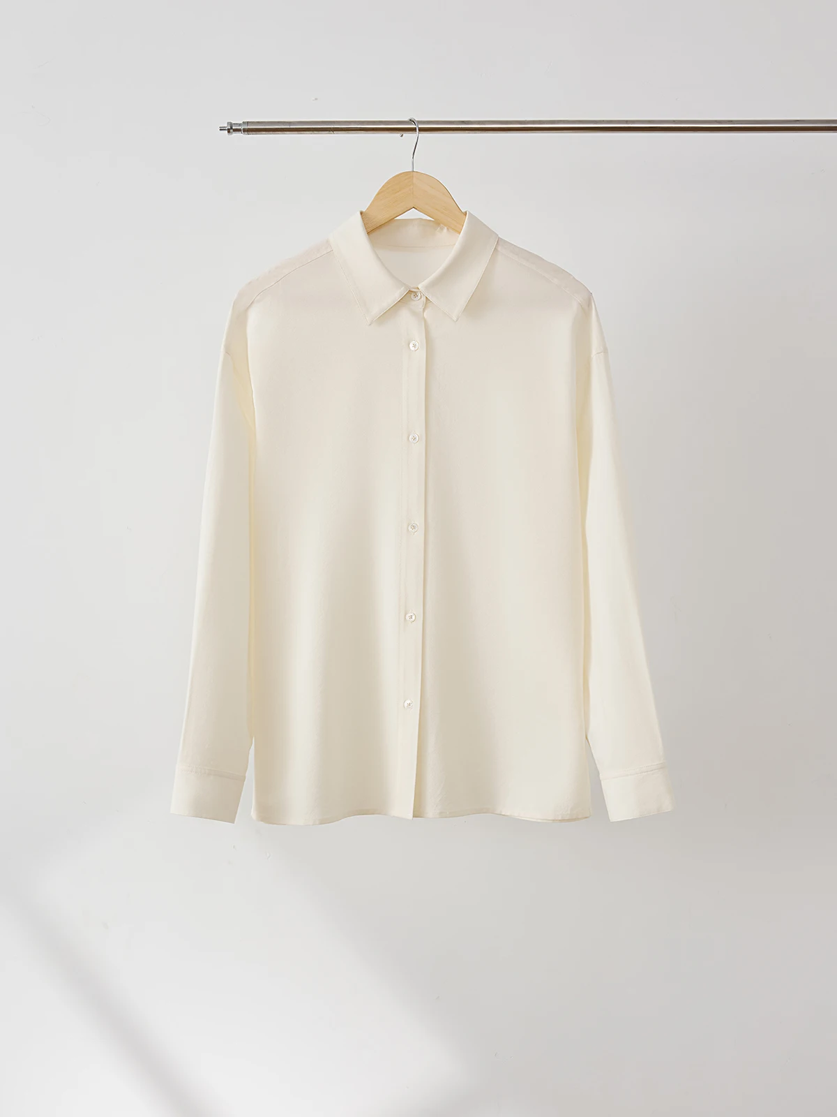 

Базовая бежевая женская рубашка свободного кроя из смесового хлопка и вискозы с длинным рукавом, не деформирующаяся, осенняя коллекция