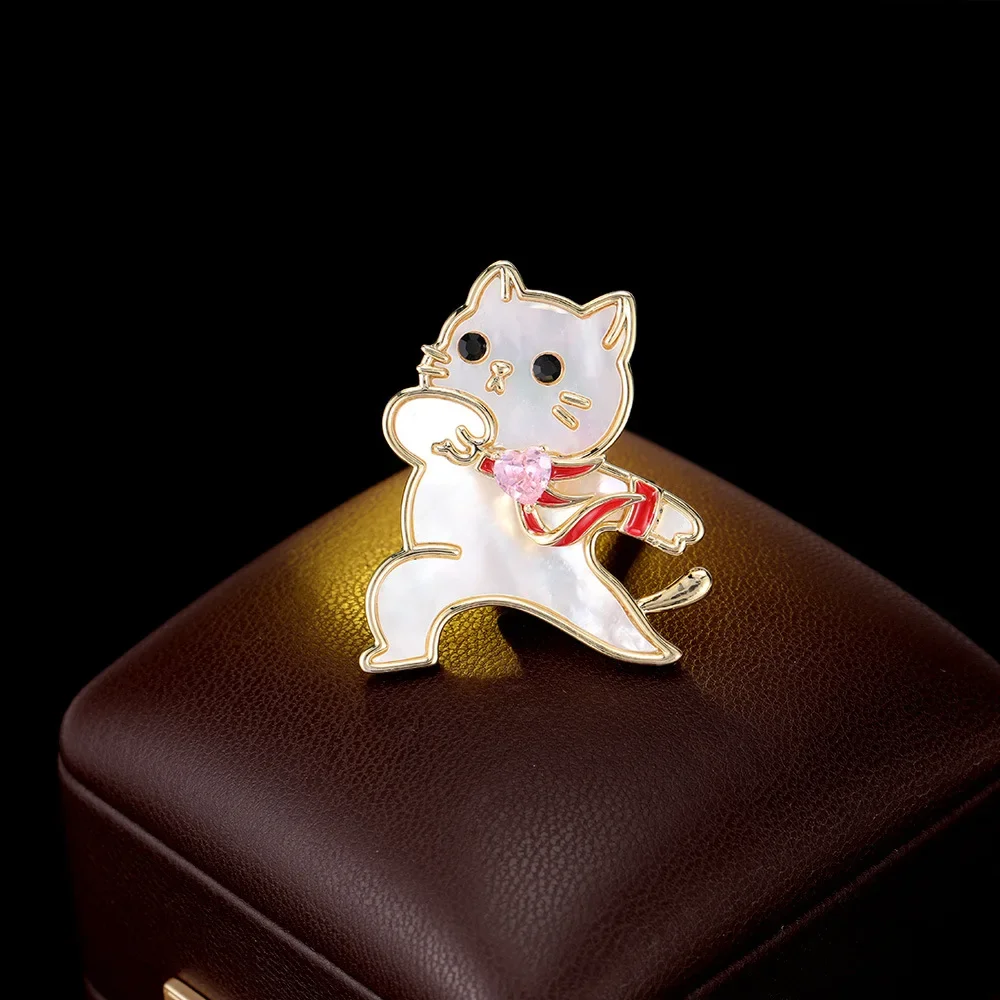 

New natural shell striving kitten brooch, female cartoon cute, niche, light luxury and individual coat, suit and accessory9521