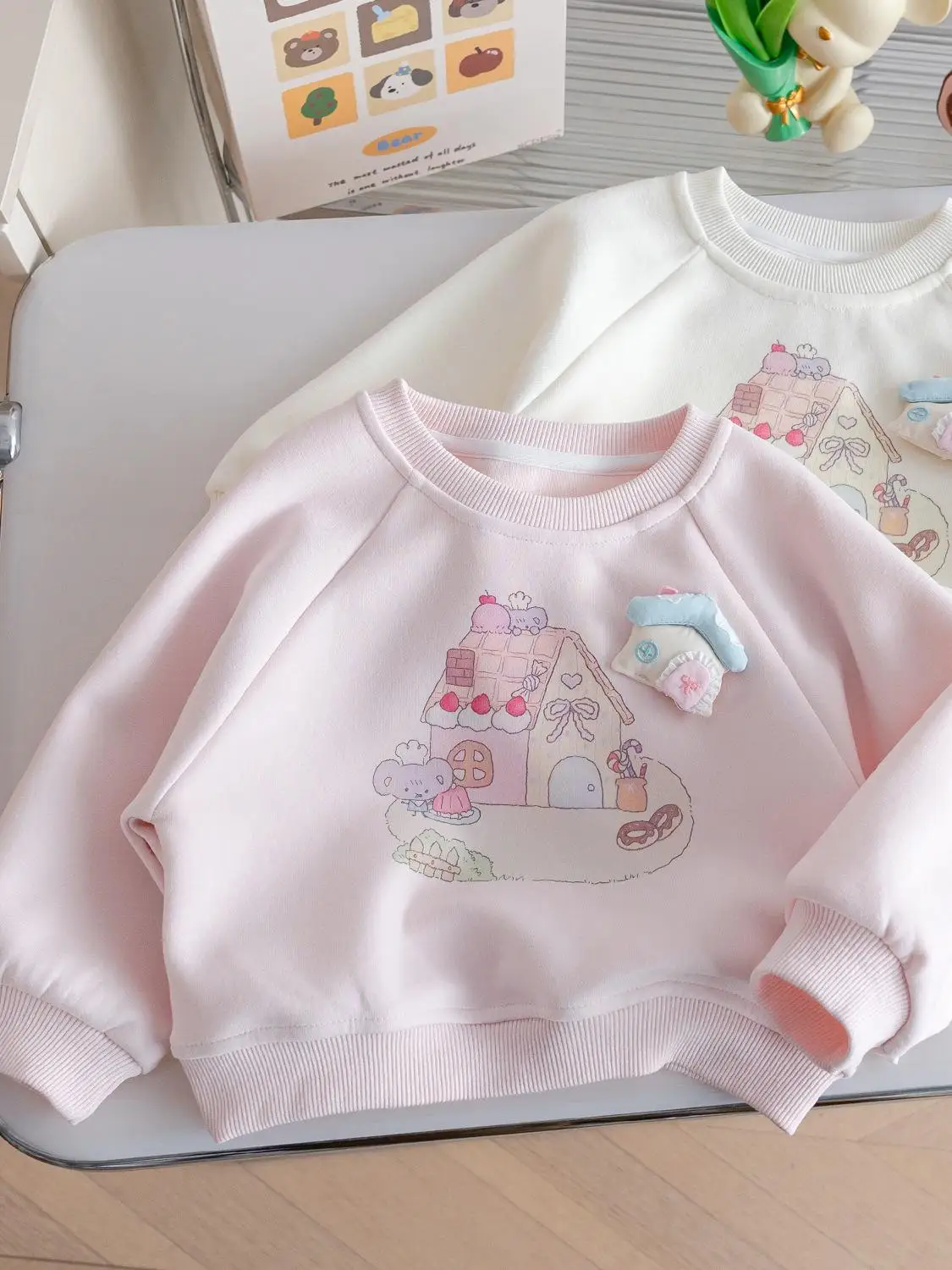 

Милый мультяшный худи для девочек, весна 2026, новинка, очаровательный корейский модный топ с принтом для малышек, трендовый хлопковый лонгслив с круглым вырезом