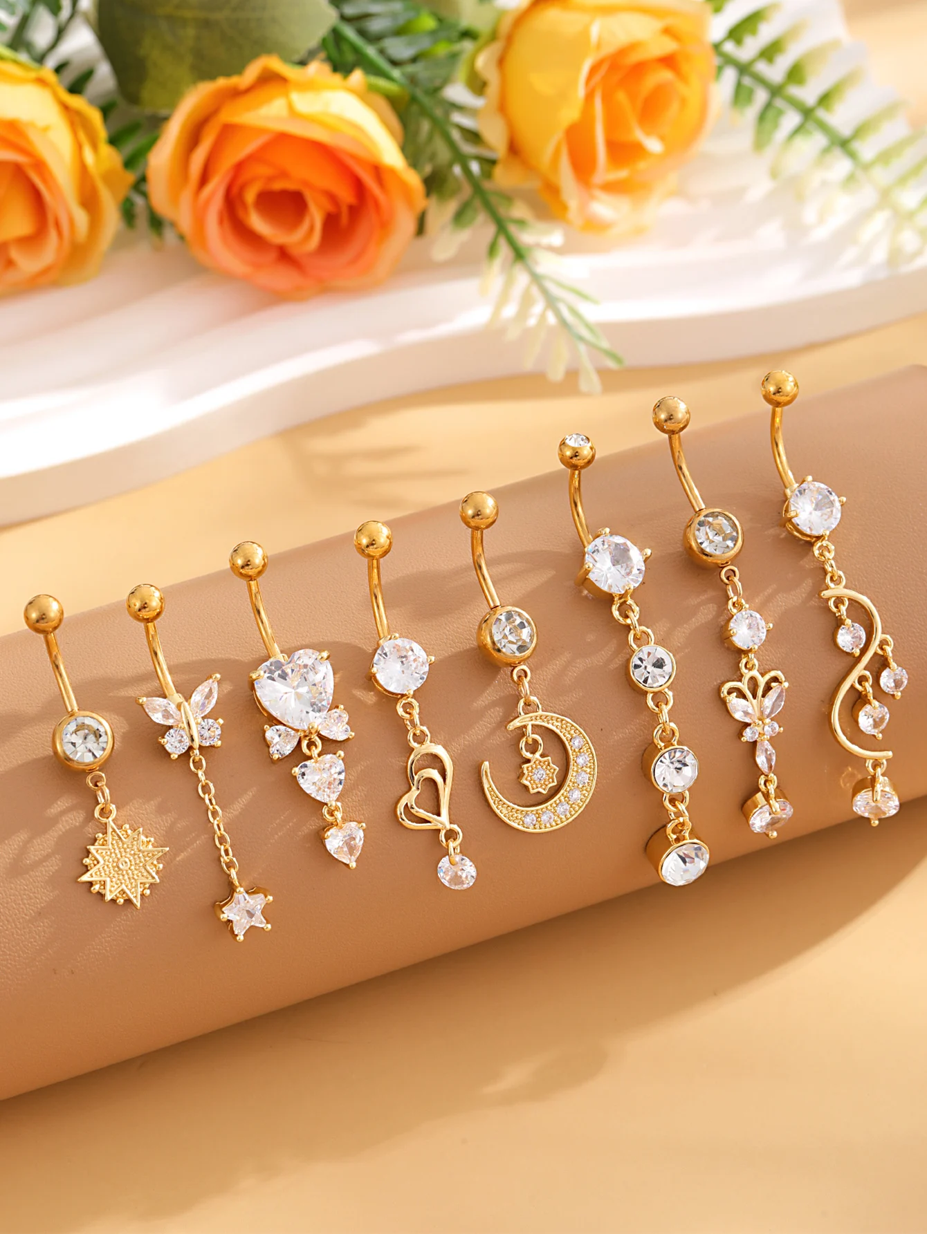 8-teiliges Set: Goldfarbene Bauchnabelpiercings mit geschwungenen Anhängern – Blumen- und Herz-Designs für den Körper (Nombril/Ombligo) – Detail 8