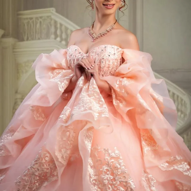 Luz rosa quinceanera vestidos fora do ombro decalque de cristal camadas cauda longa vestido de 15 quinceanera personalizar