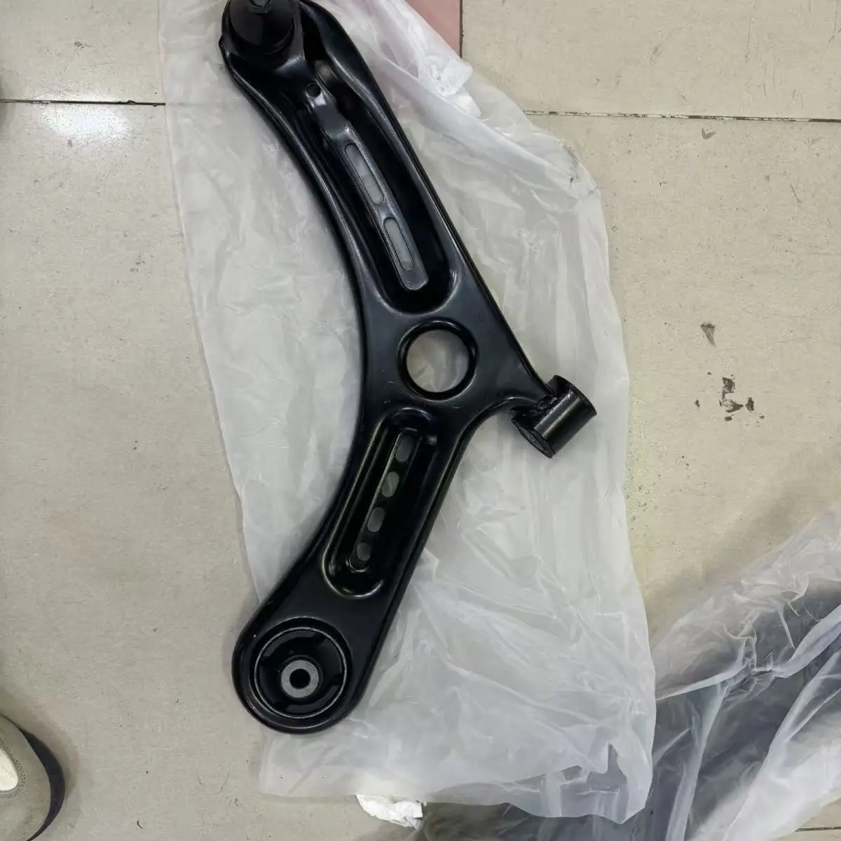 OEM Original Lower Suspension Control Arm Triangle Arm Lower Wishbone Assembly For Geely Coolray Front Axle