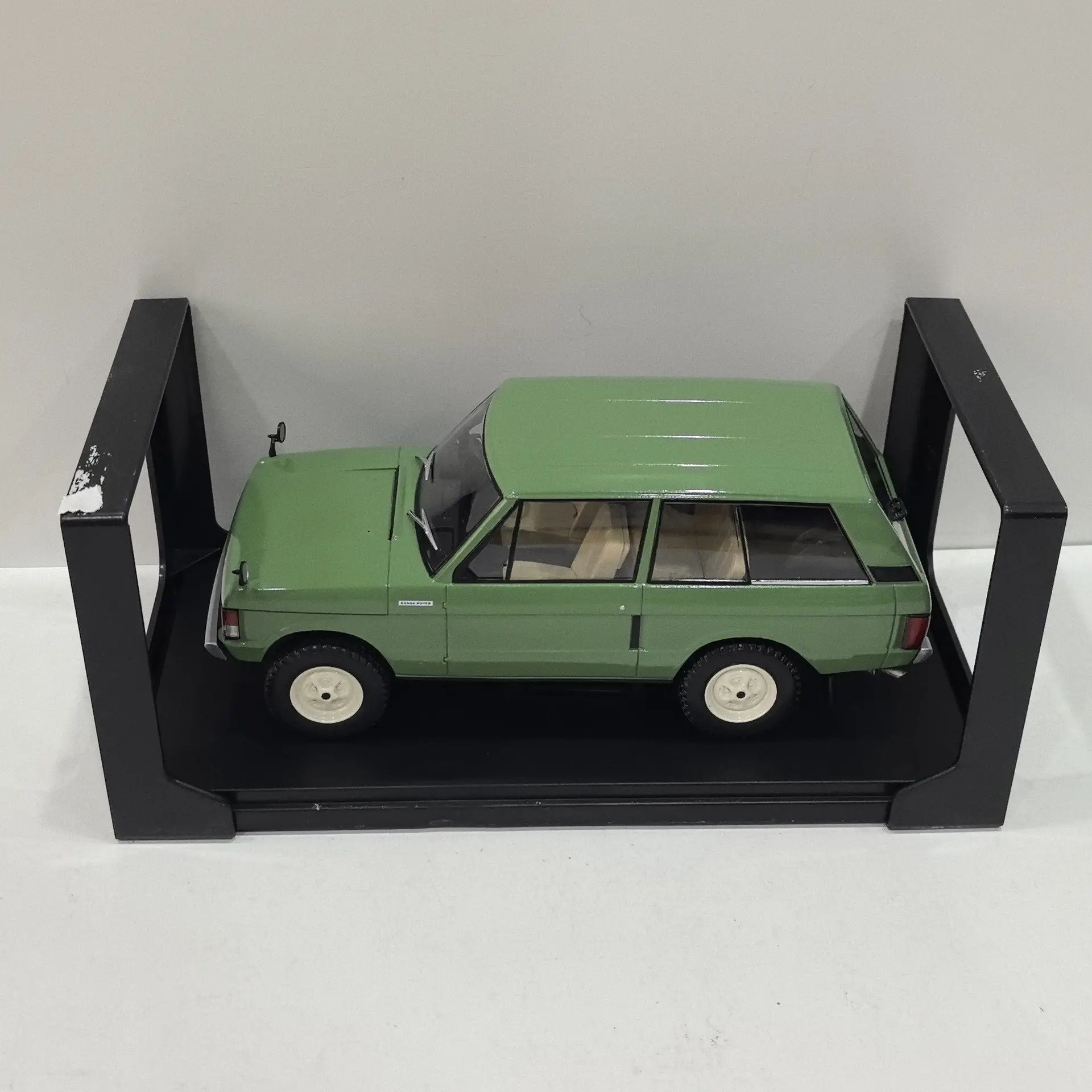 

Colorless Box Flaws Diecast WHITEBOX 1/24 Scale ROVER RANGE K3 Alloy Car Model