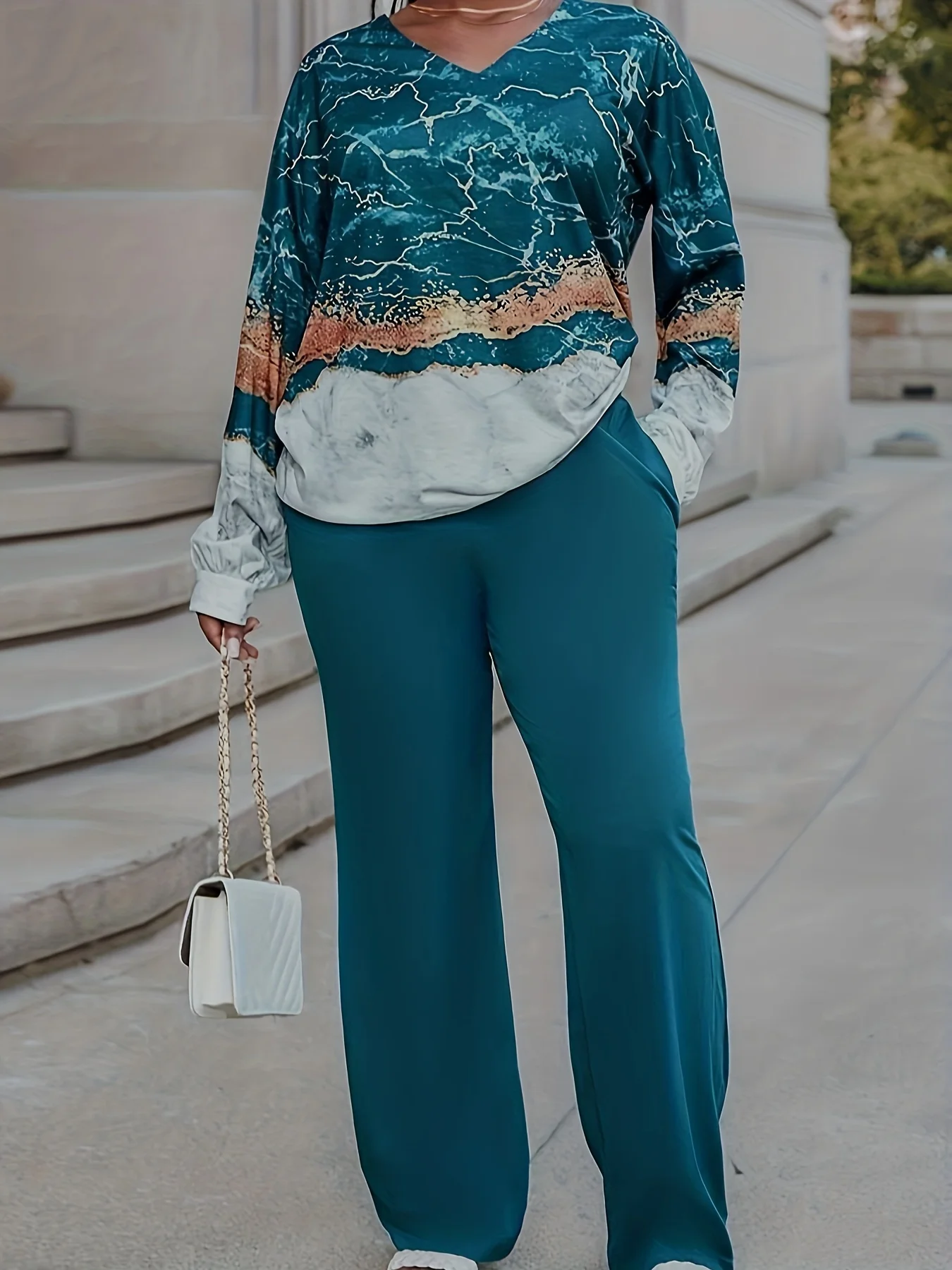 Plus size women\'s four-season small v-neck polyester fiber elasticated random printed knitted long-sleeved trousers casual suit。