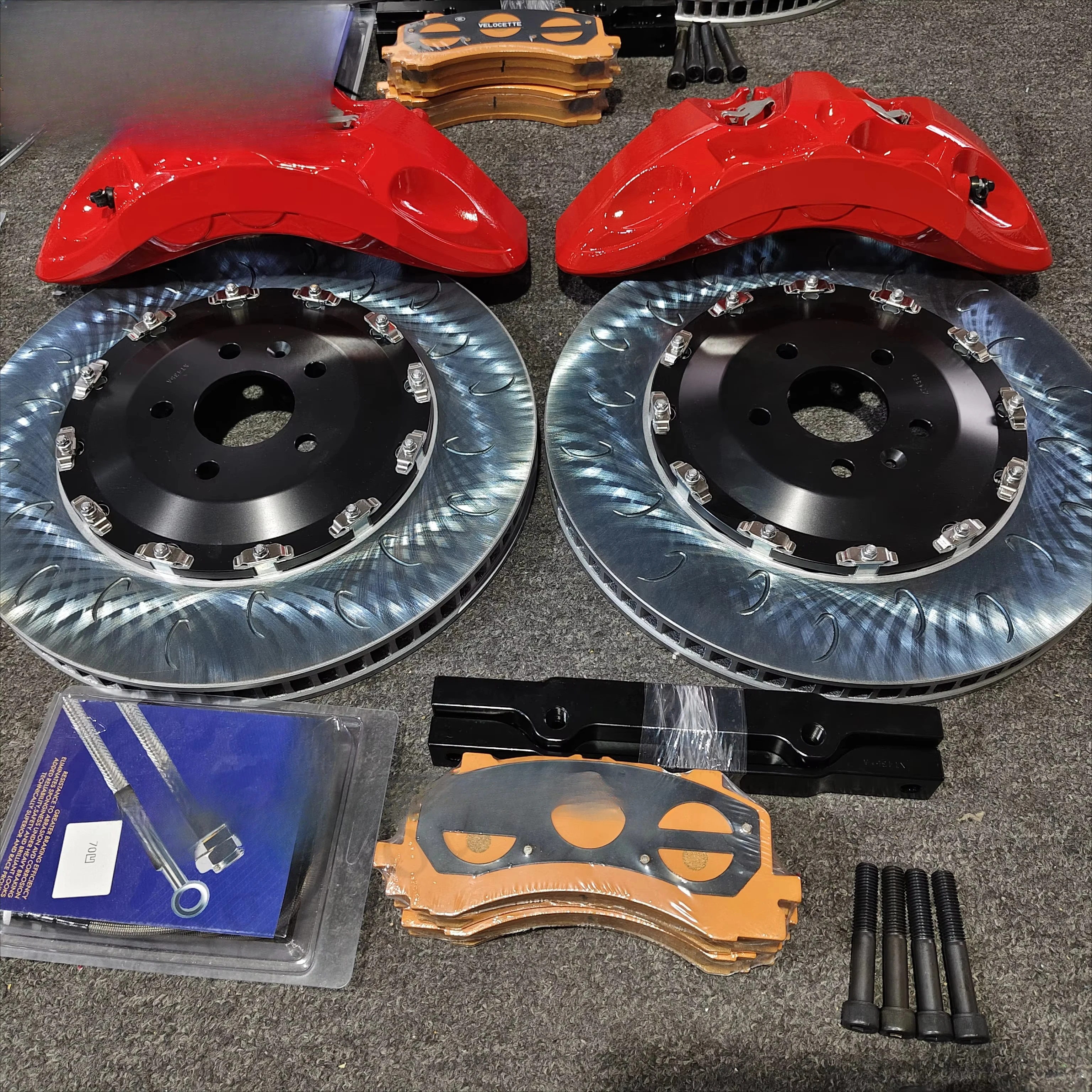 

Модернизированная автомобильная тормозная система: передний 6-поршневой суппорт, комплект больших тормозных дисков для