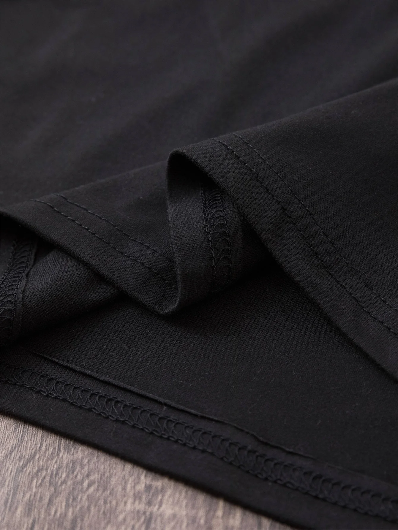 여성용 록 음악 그래픽 프린트 티셔츠 - 볼드 스테이지 포즈 & 일렉트릭 기타 디자인, 블랙 및 퍼플-핑크 스모크