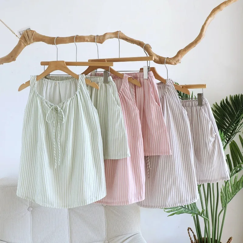 

Новый летний женский пижамный комплект 2026 года: тонкая майка из 100% хлопковой марли и шорты с вертикальными полосками и бантом, домашняя одежда для сна