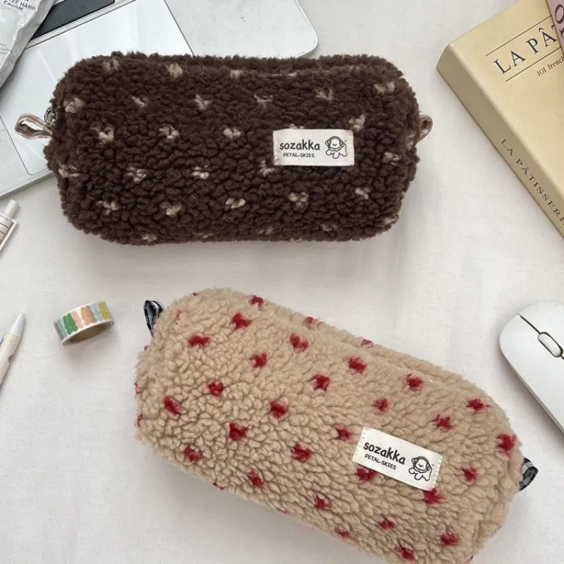 Piórnik Flamingo Heart, duża pojemność, miękki pluszowy woreczek na artykuły szkolne dla uczniów.