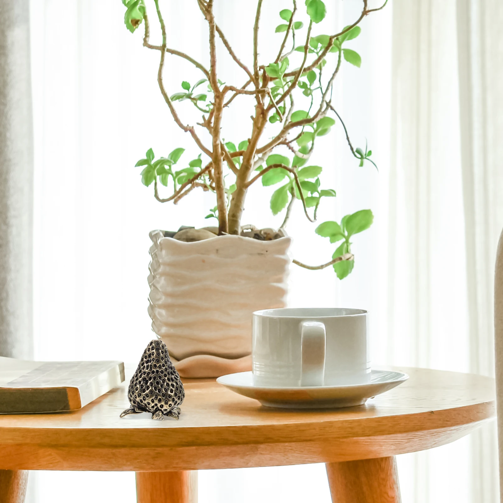 

Brass Strawberry Ornament Tabletop Decor Vintage Brass Fruit Statue Retro Strawberry Shape Compact Desktop Decoration