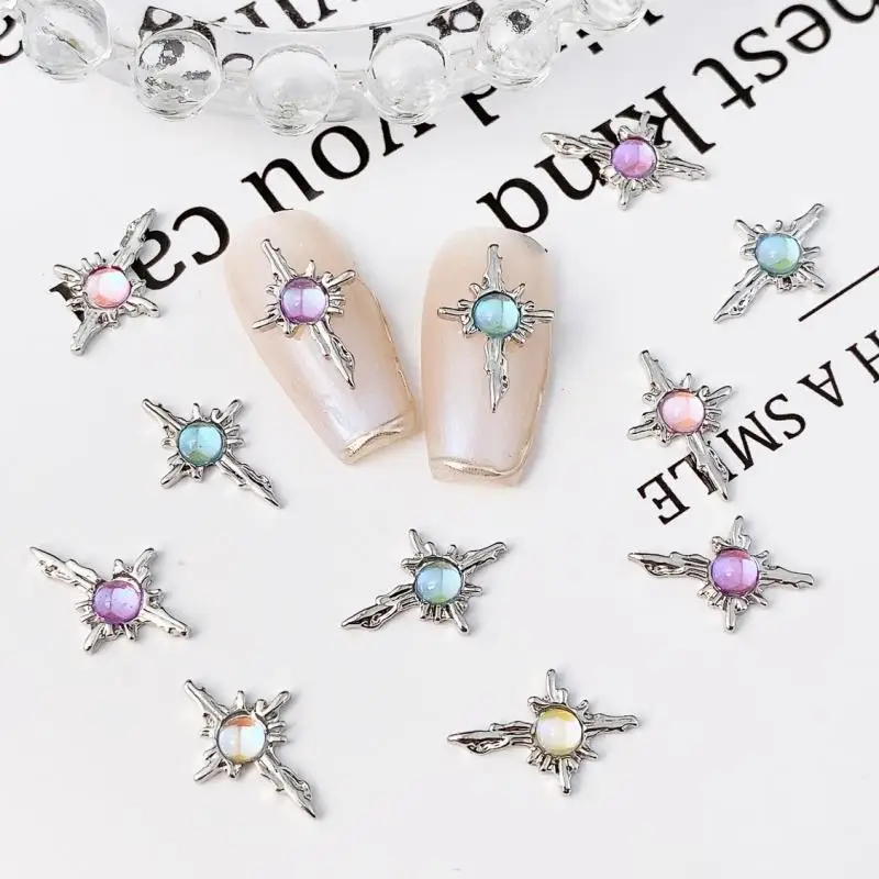 10 ชิ้นประกาย 3D Alloy Silver Cross เล็บ Charms จํานวนมากที่มีสีสันรอบ Rhinestone ตกแต่งเล็บเล็บ DIY อุปกรณ์เสริม