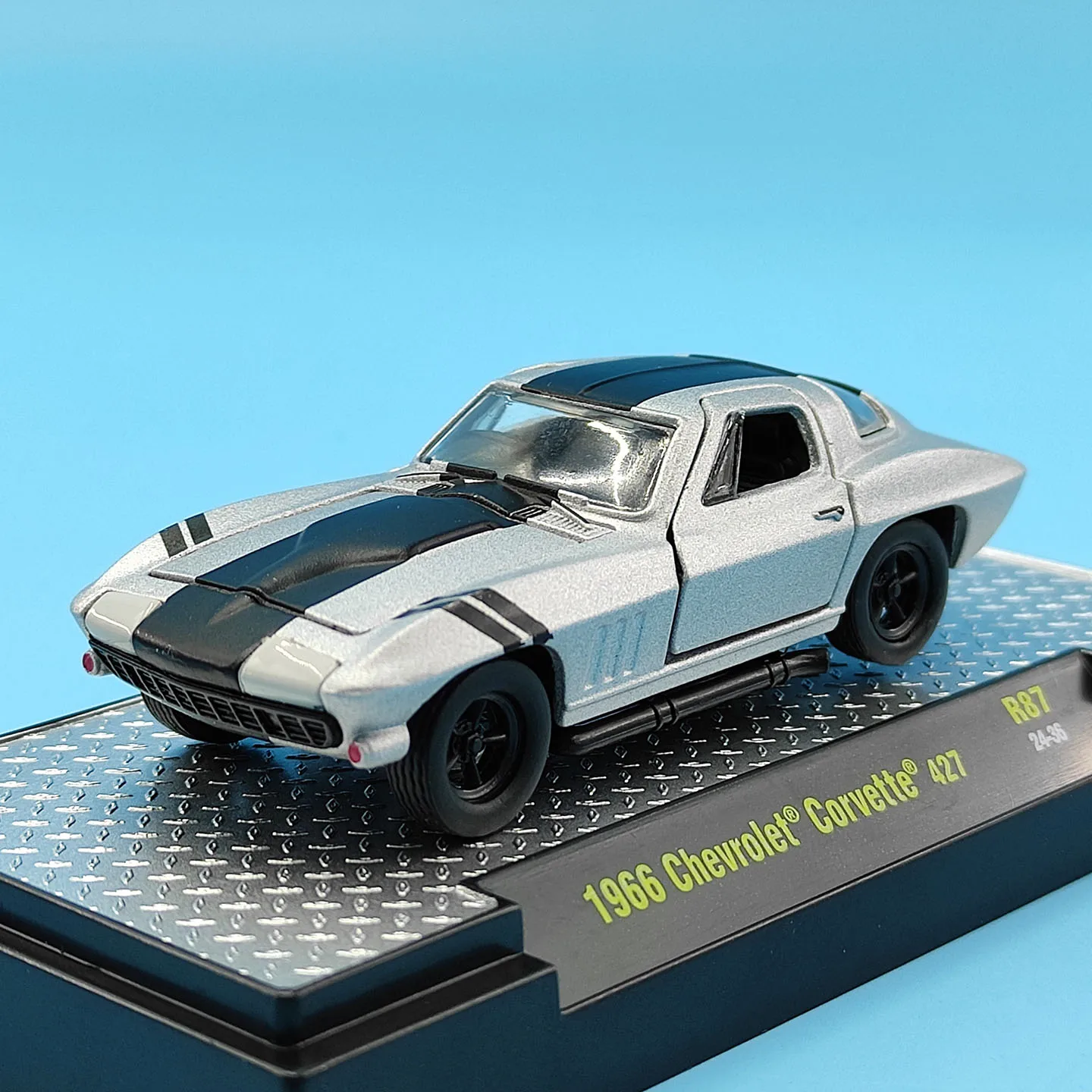 Diecast M2 1:64 Scale 1966 Corvette 427 Alloy Car Model view 4