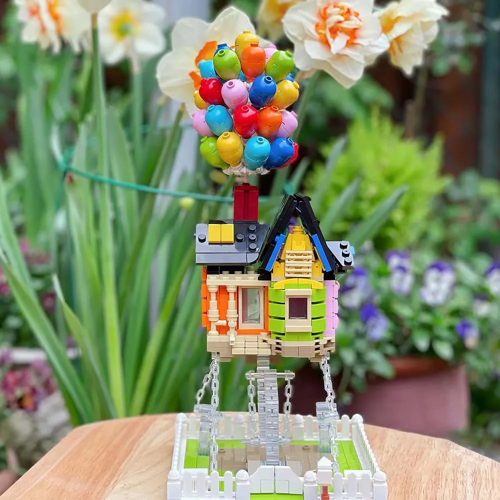 creative Balloon themed decoration street Architecture moc Building Block bricks model toy for friends birthday gifts 1249pcs