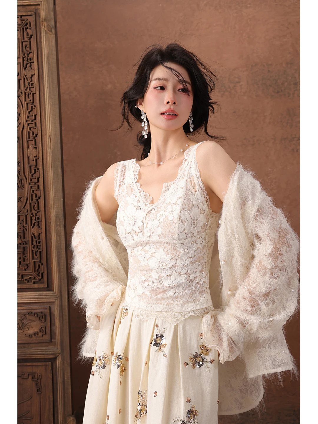 

Женский модный топ Good Sister с V-образным вырезом, кружевными вставками и пайетками, из нейлона и спандекса, повседневная внутренняя одежда