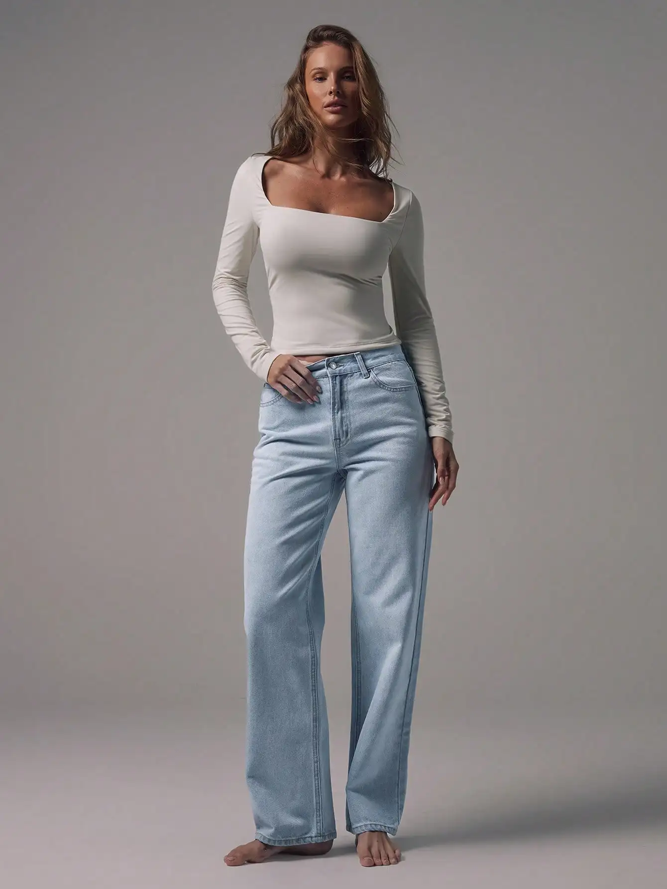 

Светло-голубые джинсы с высокой посадкой и прямым кроем для повседневной носки, офиса, свиданий, осени и зимы