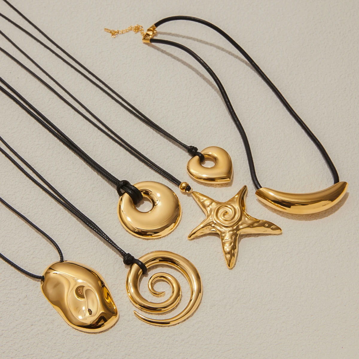 

AIKOER Fashion Trend 18k Gold Color Plated Stainless Steel Oversized Hammer Pattern Pendant Black Wax Rope Necklace Women's Acce