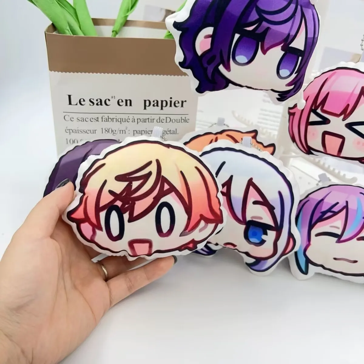 La mercancía "World Project" para los nuevos estudiantes comienza del año escolar presenta un colgante de felpa, almohada, llavero y habilidades sociales.