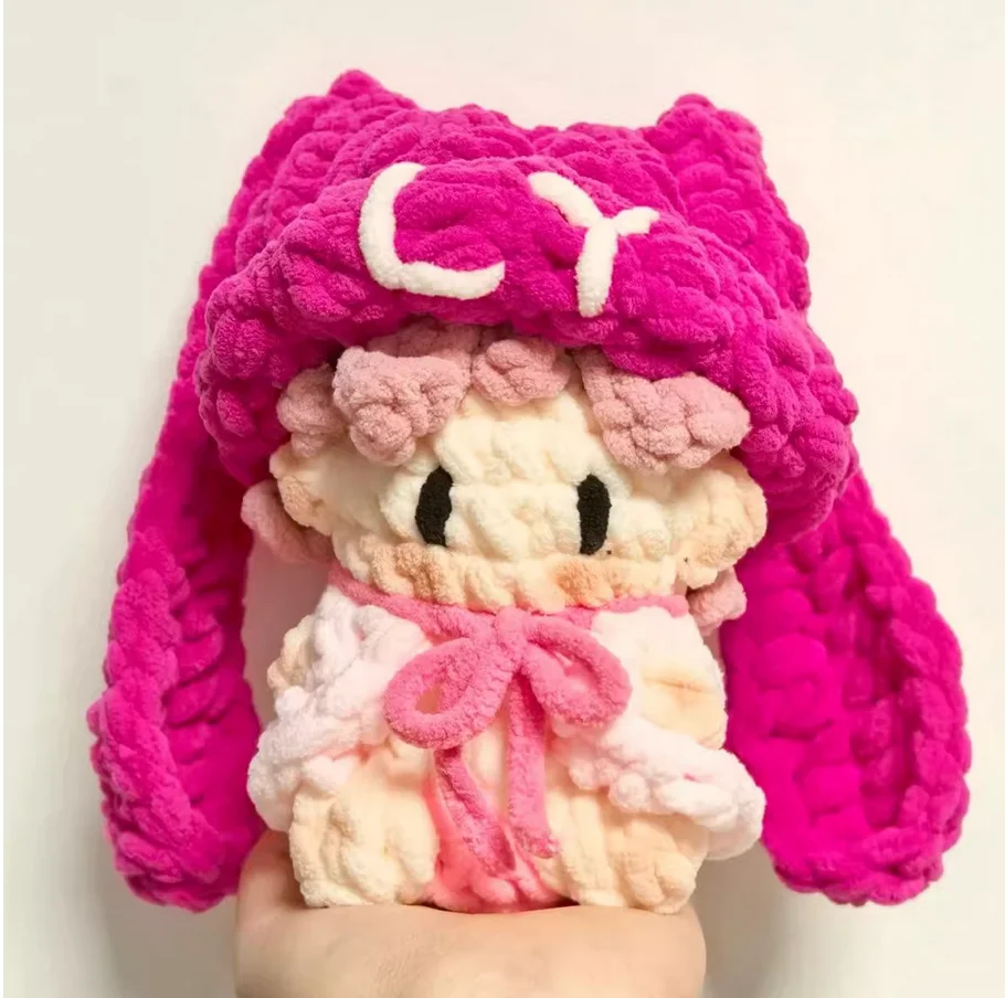 

Подарки ручной работы вокруг вязаных крючком подвесных звезд.