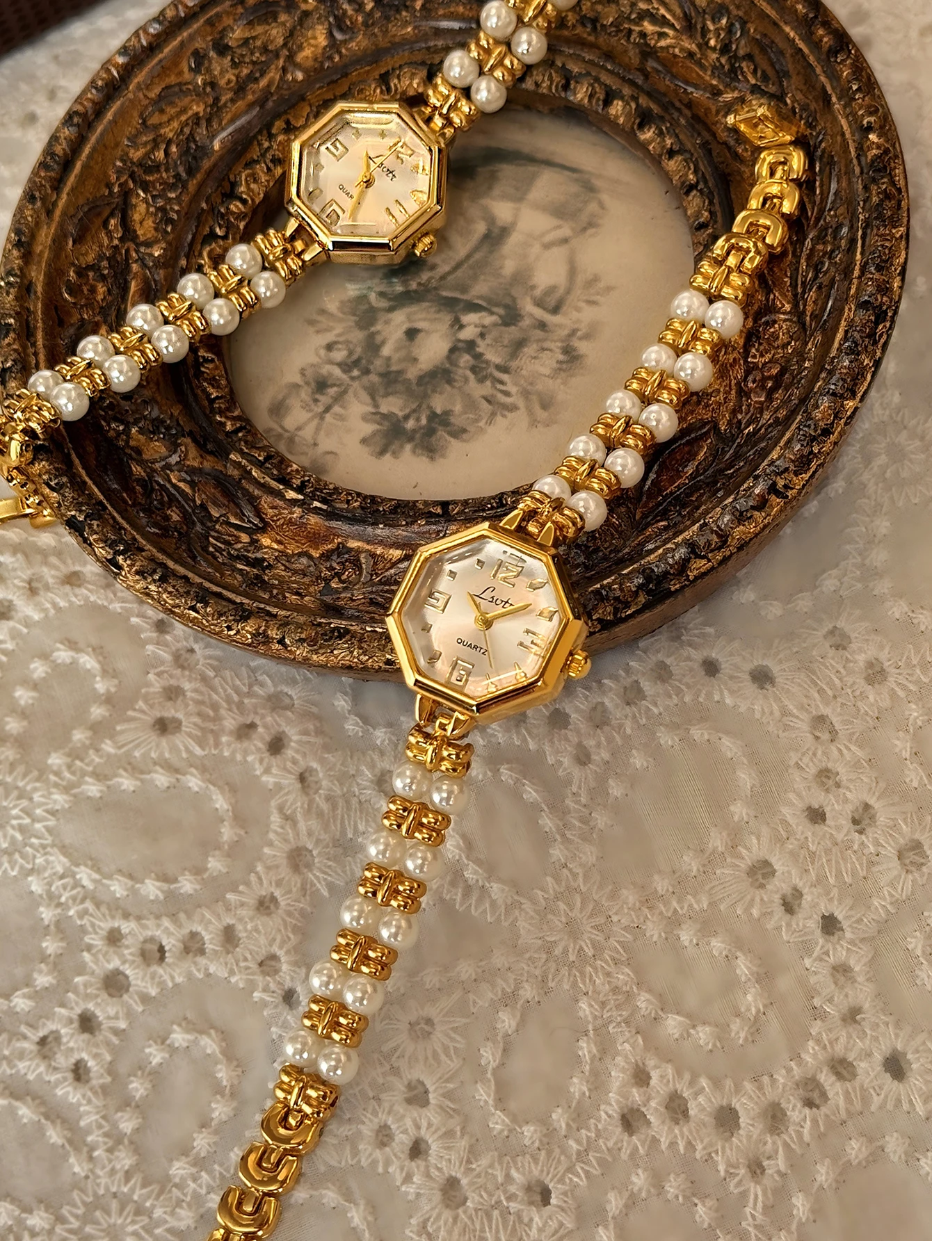 1 New French Fashion Elegant Retro Ladies Watch Pearl Strap 30 Meters Waterproof Exquisite Personality Niche Ladies Quartz Watch