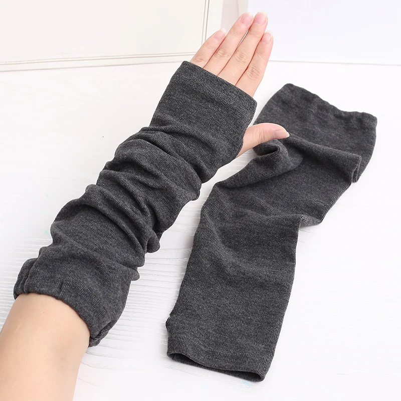 

The woman's warm sleeves protect the old man's arms, and the air-conditioned room keeps out the wind and cold in winter