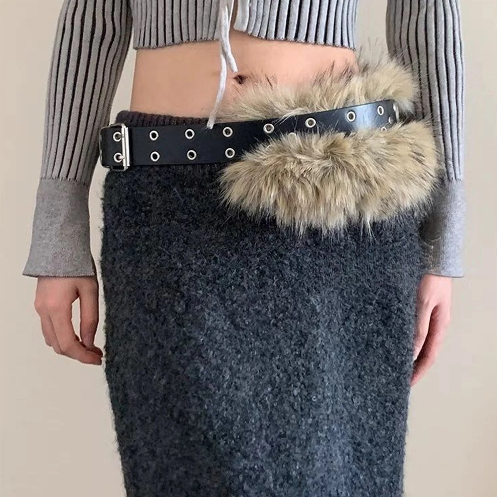 

Стильный поясной ремень с леопардовым принтом и металлической пряжкой. Модный лоскутный ремень из искусственного меха для ночного выхода или концерта.