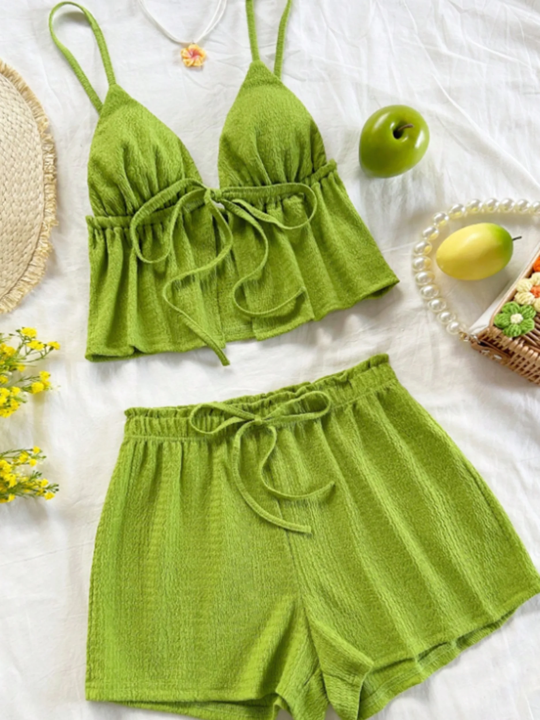 Nowy, najlepiej sprzedający się damski komplet: gładka koszulka na ramiączkach z regulowanymi guzikami i krótkie spodenki.