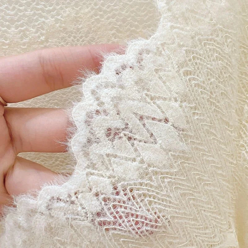 قميص صغير مجوف جديد للخريف والشتاء على الطراز الغربي مع قميص شبكي للفتيات الحارة ذو قصة منخفضة ورقبة على شكل حرف V من الدانتيل للنساء