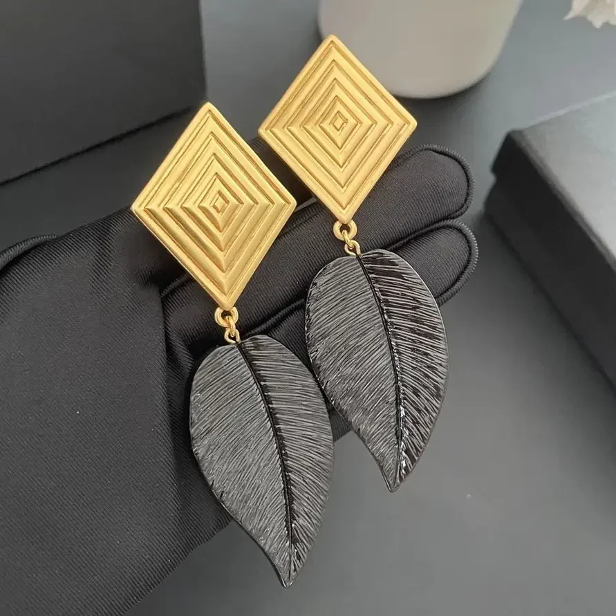 

Europe Designer Brand Leaf Black Acrylic Earrings Ear Clip Women Vintage Jewelry Trend