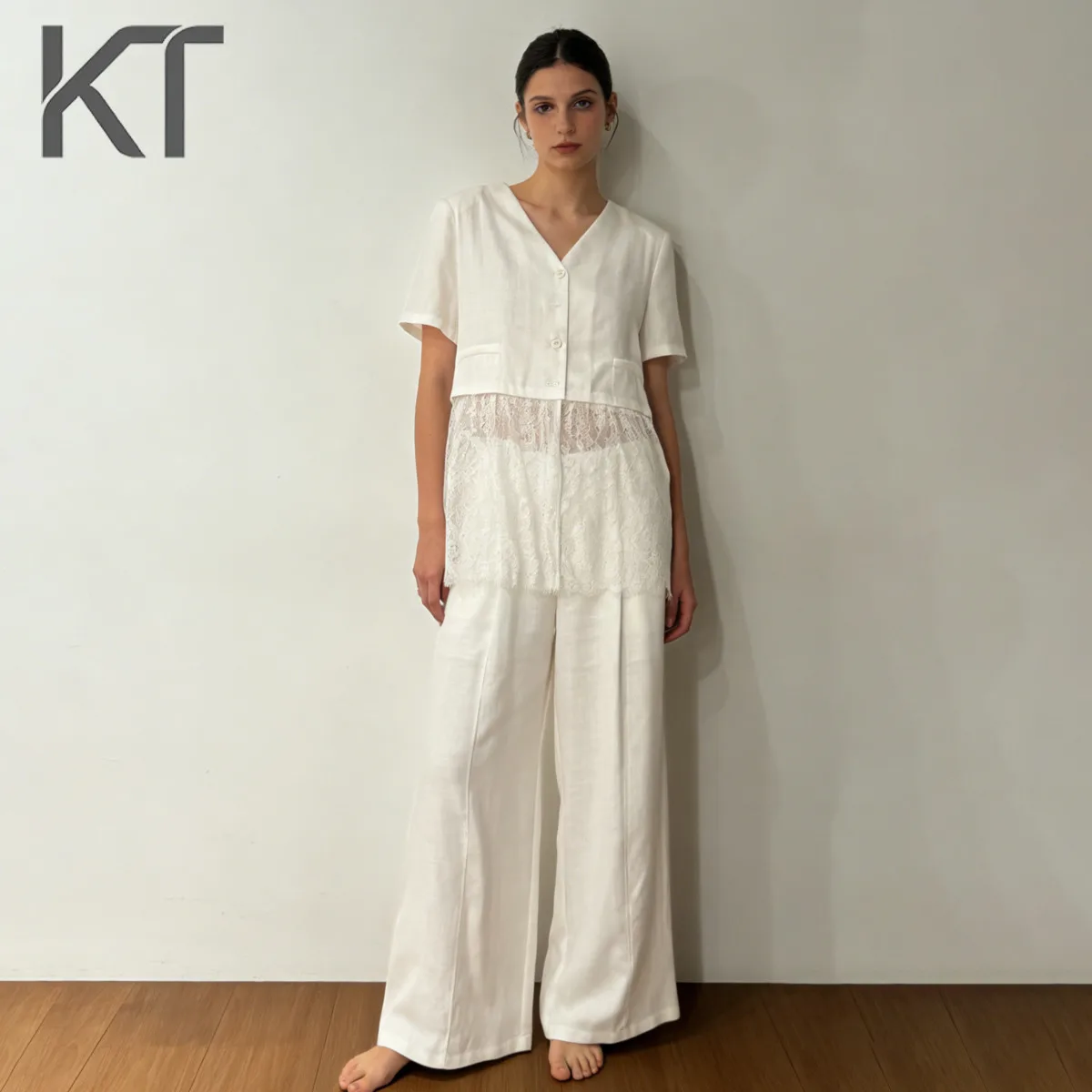 

Элегантный повседневный льняной комплект из двух предметов для женщин: рубашка с V-образным вырезом и кружевными вставками, короткий рукав, и брюки с высокой талией и широкими штанинами для повседневной носки.