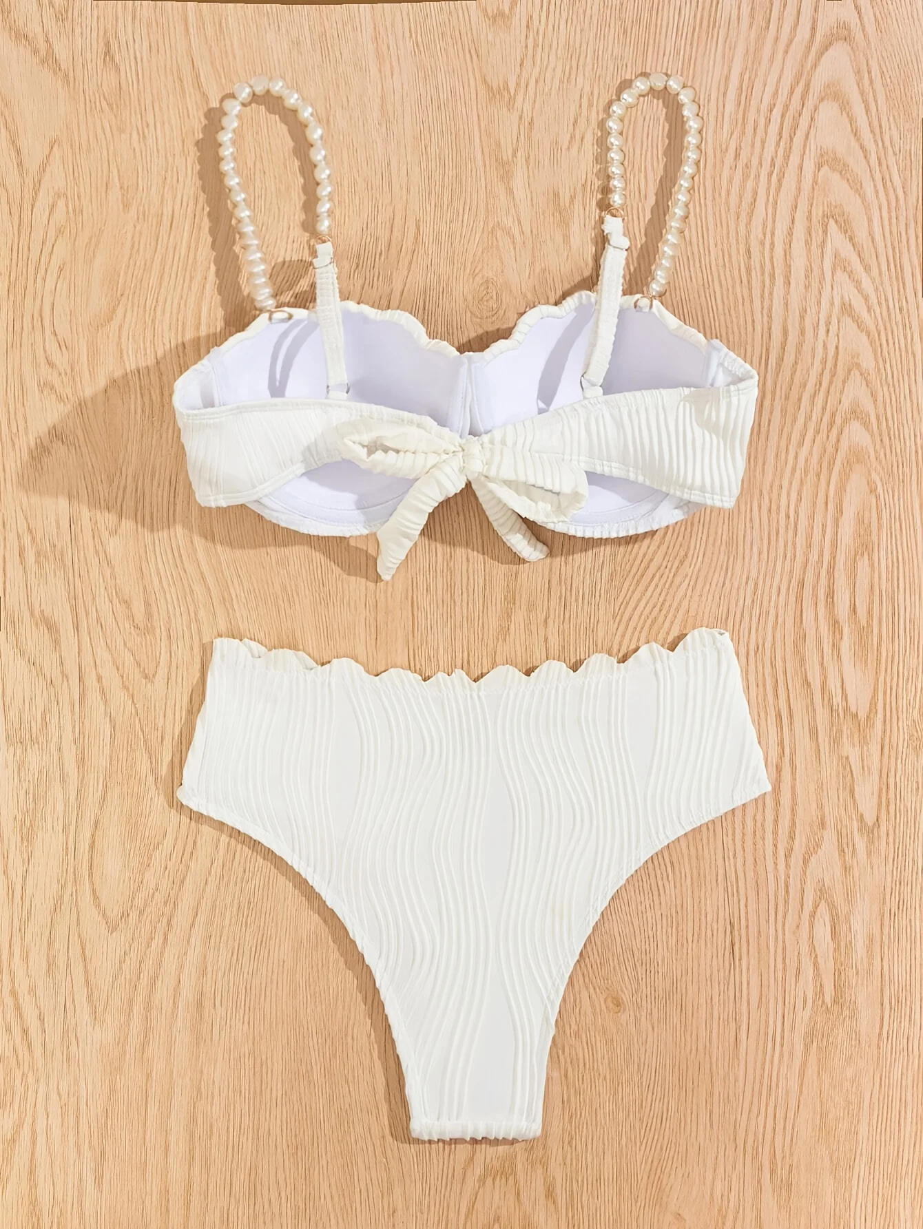 2026 Nieuw wit tweedelig badpak met ruches - geschulpte buste met parelbandjes, hoge taille en gegolfde onderkant, getextureerde stof, minimalistisch