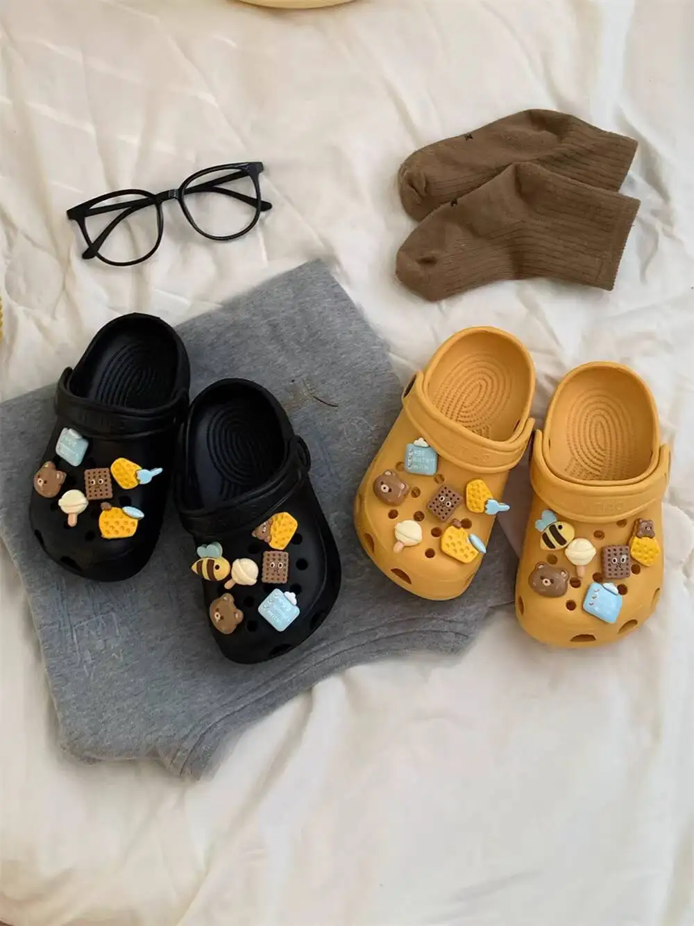

Home Slippers 2026 Spring Summer Garden Sandals Shoes Man Women Clogs DIY Buckle Decoration Cute Bear Non Slip Beach Sandals