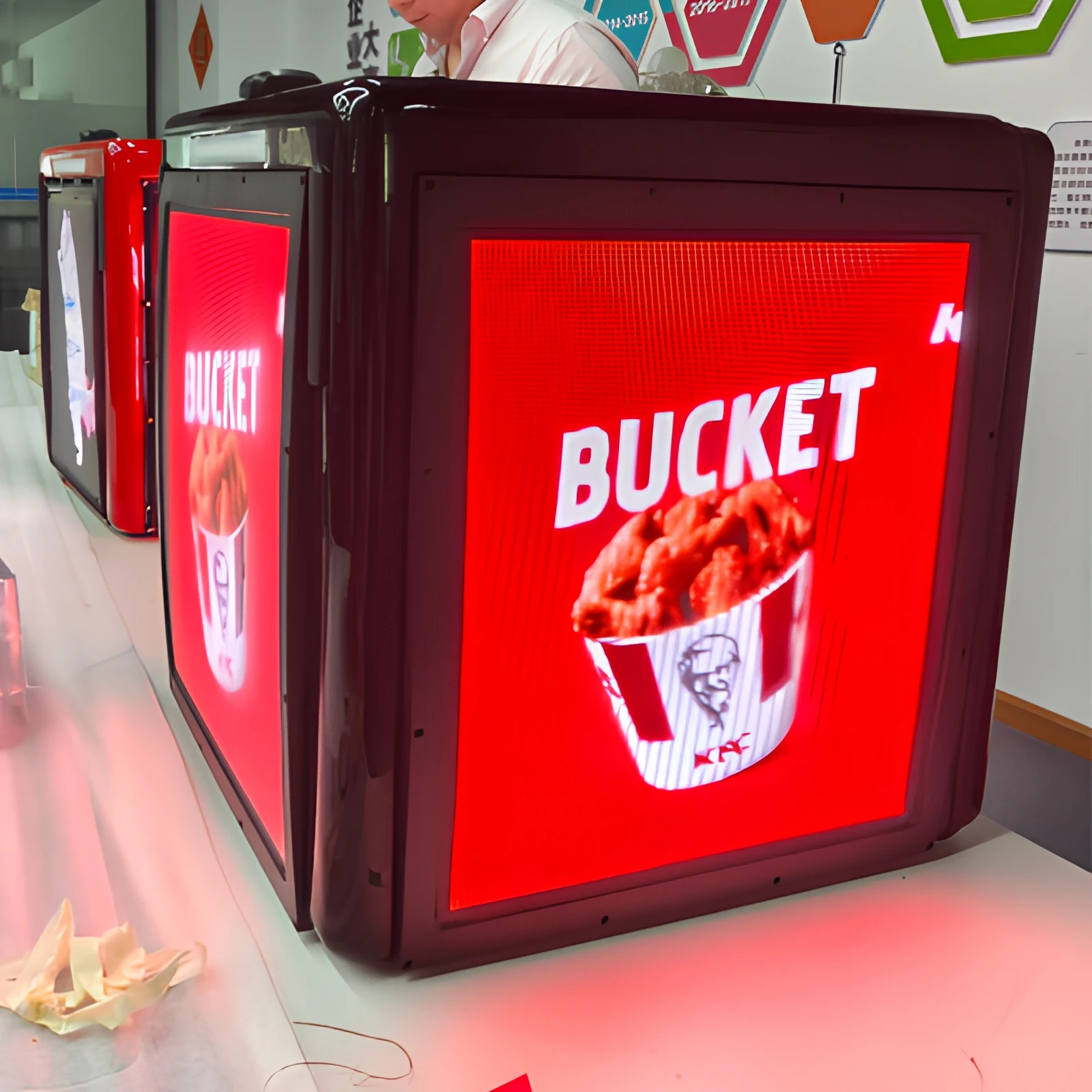 P3 IP65 3-Side LED Food Delivery Box Display, 4G GPS WiFi Smart Advertising Screen for Motorcycle Takeaway