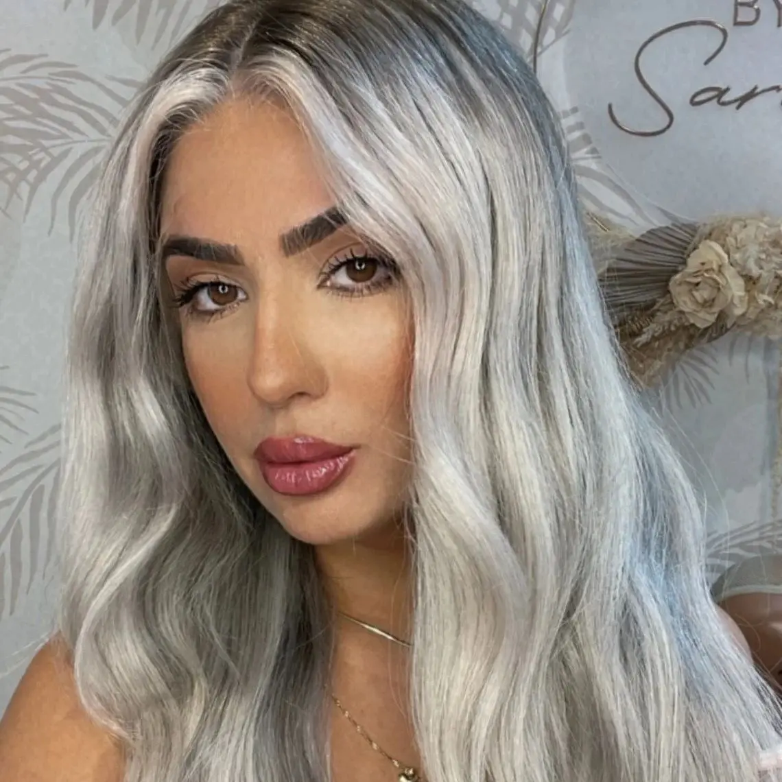 

Парик премиум-класса Ombre Серый Блондин Синтетические кружевные фронтальные парики Средний пробор Свободные волны Натуральные волны Бесклеевые парики Распродажа