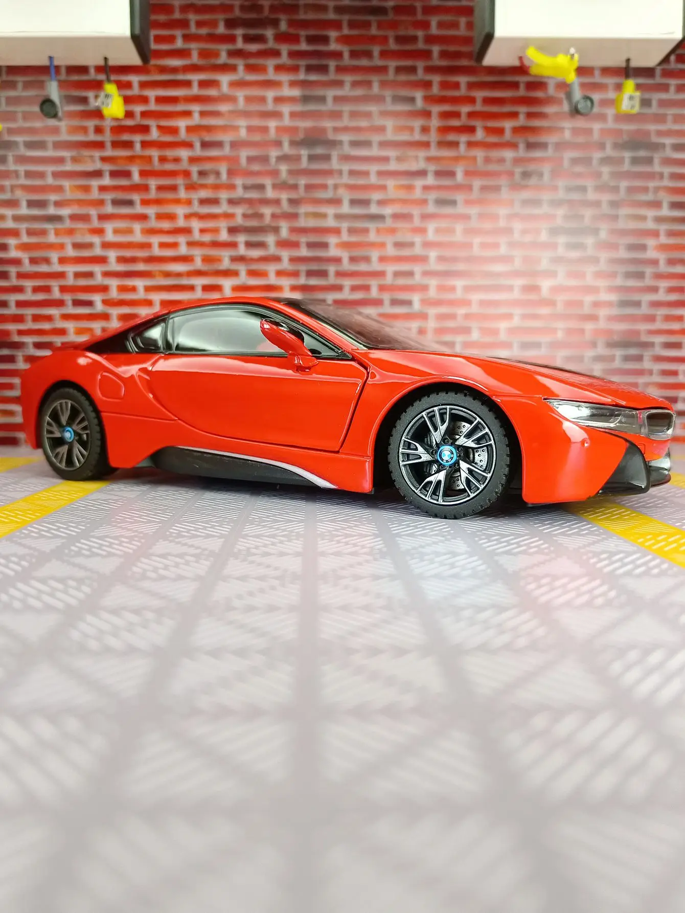 ラスタール-1-24-シミュレーション-bmw-i8-合金スーパーカーモデル、ドアは開閉可能、細部まで精巧に作り込まれ、高品質。