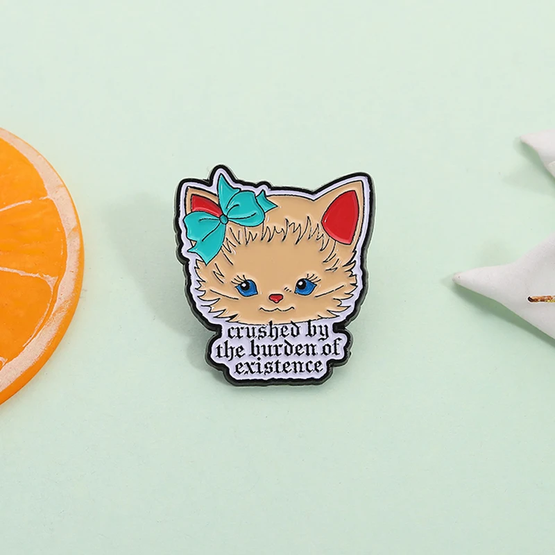 Cattagore: Scopri il Fascino degli Enamel Pin con Tema Letterario e Gatto