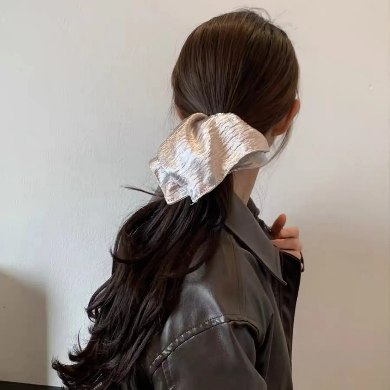1 Stück glänzendes, silberfarbenes Haarband mit strukturierter Oberfläche, elegantes, großes Haarband, stilvolles Haaraccessoire für Damen, geeignet für den täglichen Gebrauch und für Partys. – Detail 1