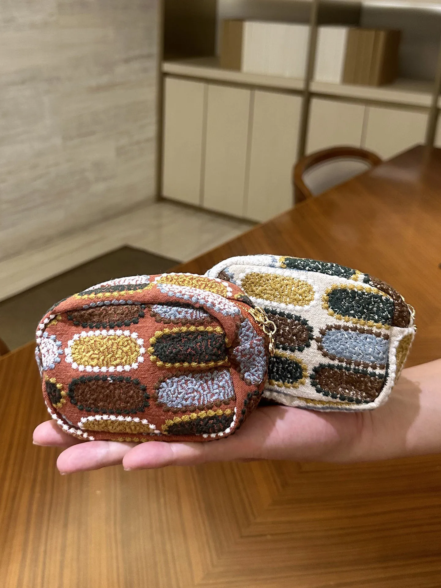 bolsa-de-moedas-bordada-artesanal-porta-cartoes-chave-pequena-bolsa-de-armazenamento-de-fone-de-ouvido-bluetooth-conveniente-bolsa-de-cacto-pessoal