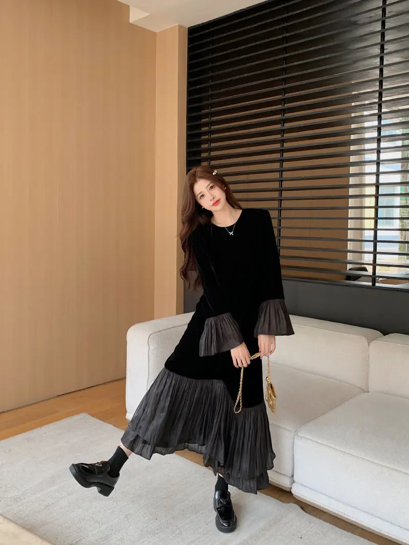 Design retrô de veludo feminino elegante e moderno no outono e inverno com mangas largas e saia longa rabo de peixe