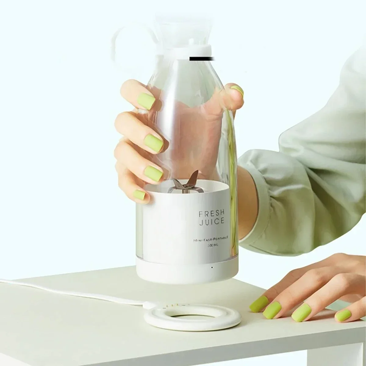 

Ручной портативный беспроводной мини-миксер для фруктов, 1 шт., съемное лезвие для чистки, используемое для свежего сока, смузи