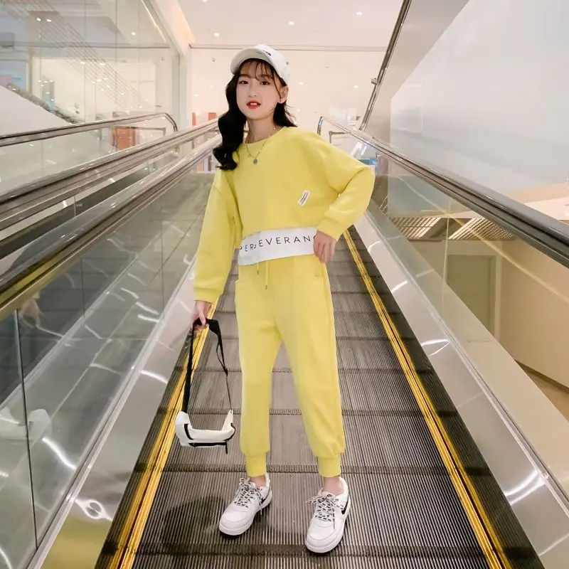 ملابس الخريف للفتيات 2025 طقم مكون من قطعتين بقلنسوة رياضية غير رسمية عصرية للأطفال لربيع وخريف