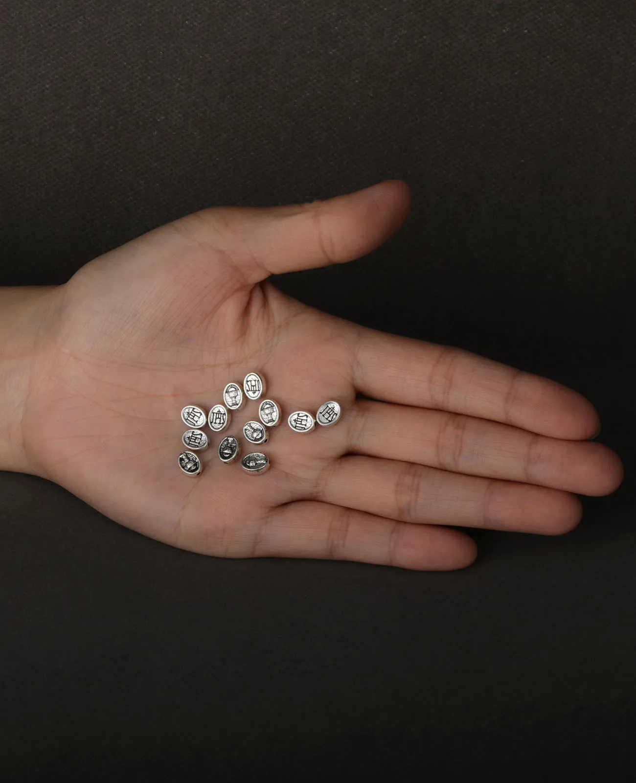 100 Stück Mini Heiliger Gral Eucharistie Kelch Perlen JHS Christogramm Lose Spacer Perlen für DIY Kommunion Taufe Schmuckherstellung Teile – Detail 5