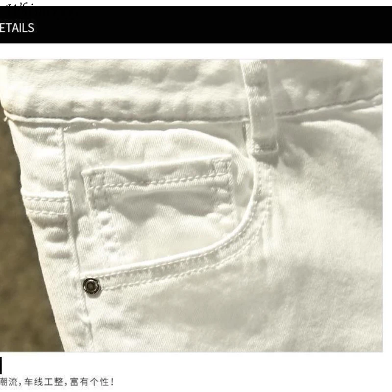 Pantalones cortos vaqueros bordados blancos de verano, ropa para hombre, pantalones finos de cinco puntos, ropa de calle, pantalones vaqueros informales para hombre