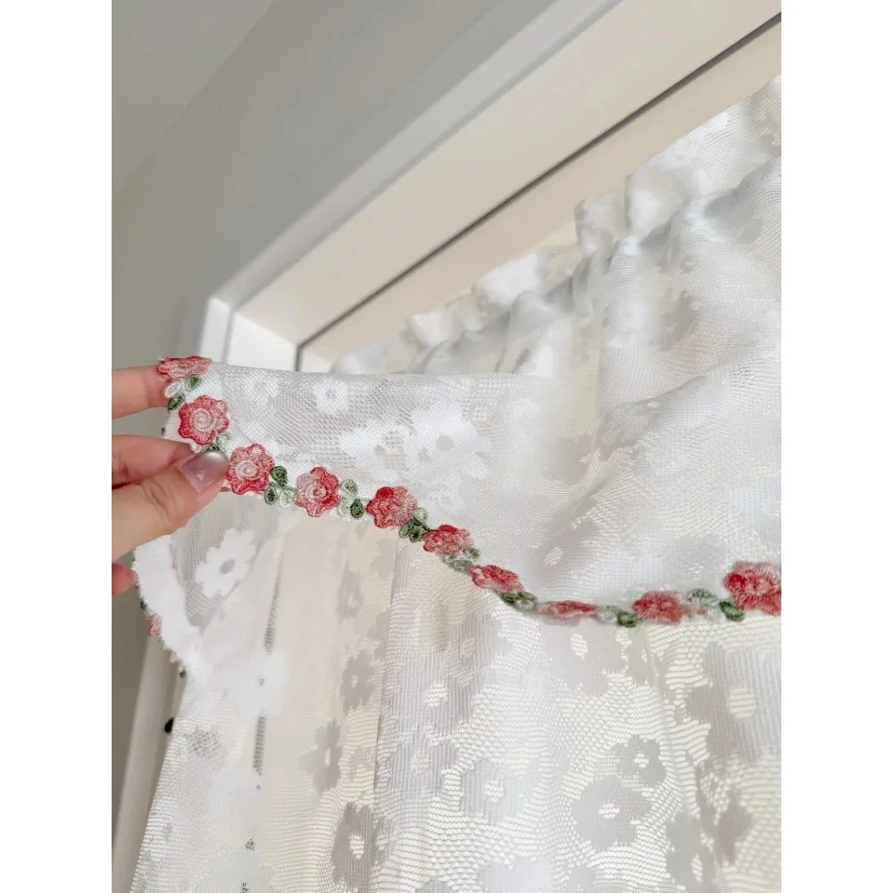 

Белая полупрозрачная винтажная кружевная занавеска для душевой кабины, выполненная в ретро-стиле с элегантным декоративным оформлением.