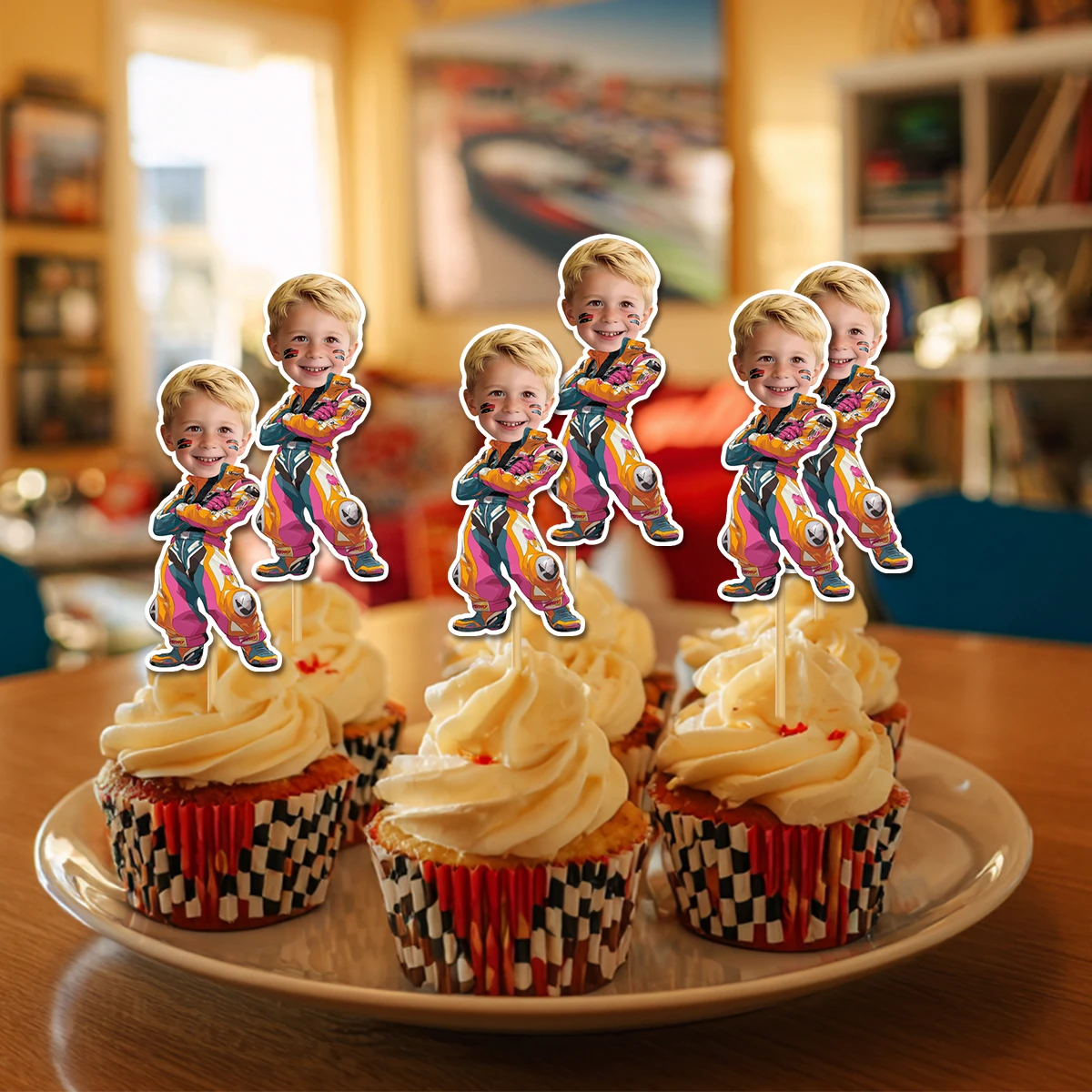 Personalisierter Geburtstags-Rennwagen-Kuchenaufsatz mit individuellem Gesichtsfoto, Rennsport-Thema, Meilenstein-Geburtstagsfeier, Kuchendekoration – Detail 6