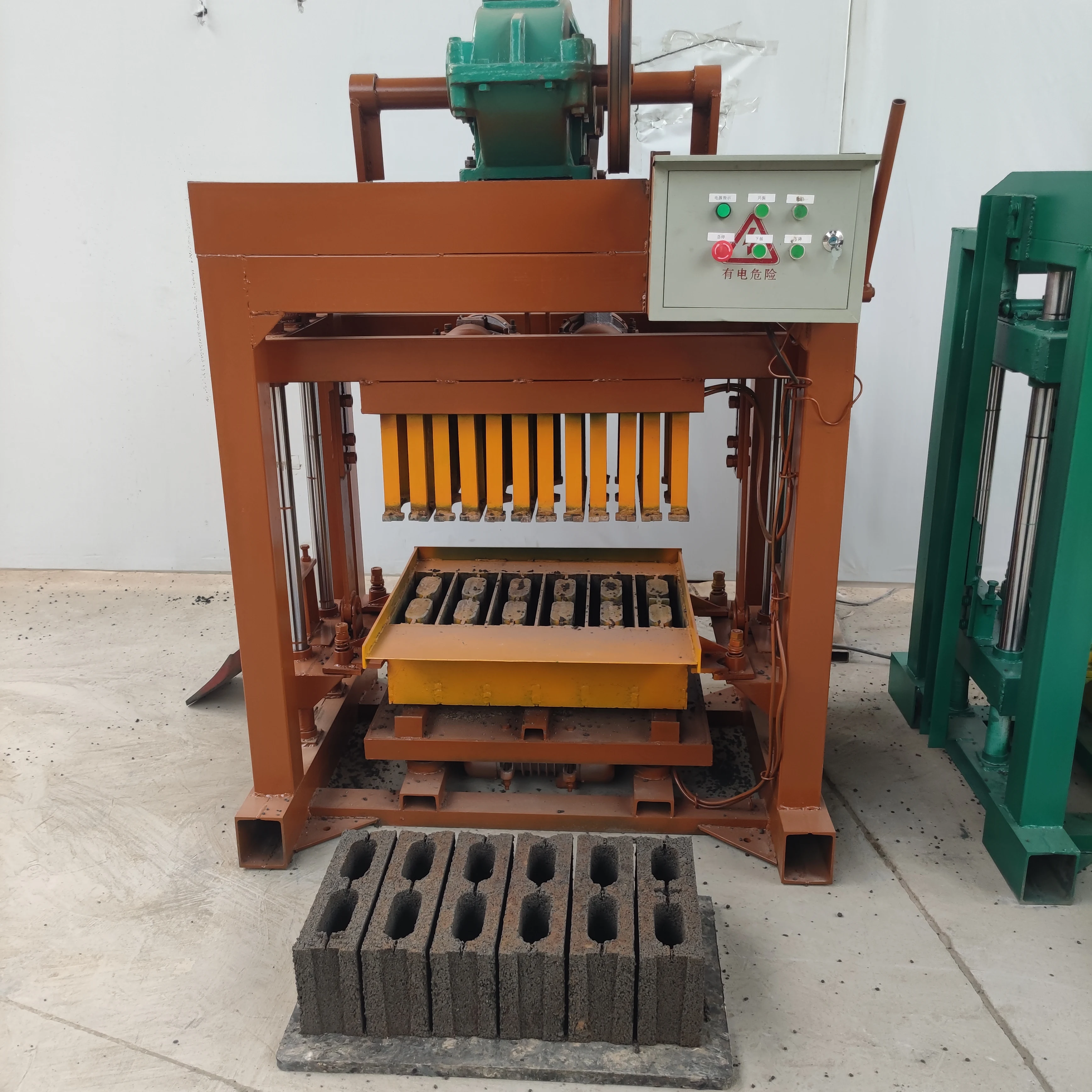 Semi Automatic Electric Pavement Block Making Machine Fast Mould Change For Producing Different Shapes Of Interlocking Tiles