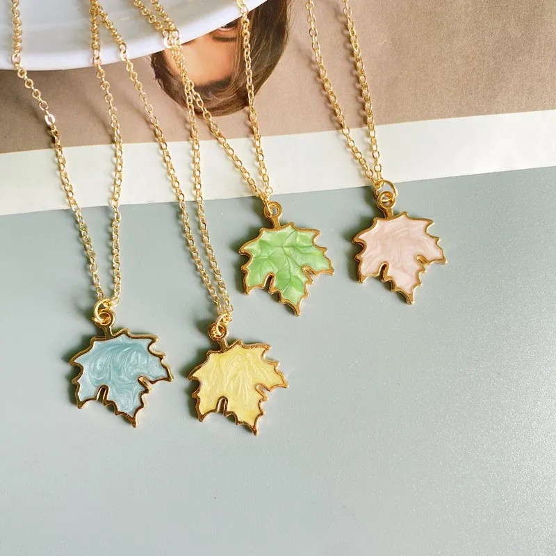 1 Pcs Fashion Maple Leaf Necklace Colorful  Leaf Pendant Glittery Charm Chain Gift Jewelry Korean Jewelry Accessories Wholesale