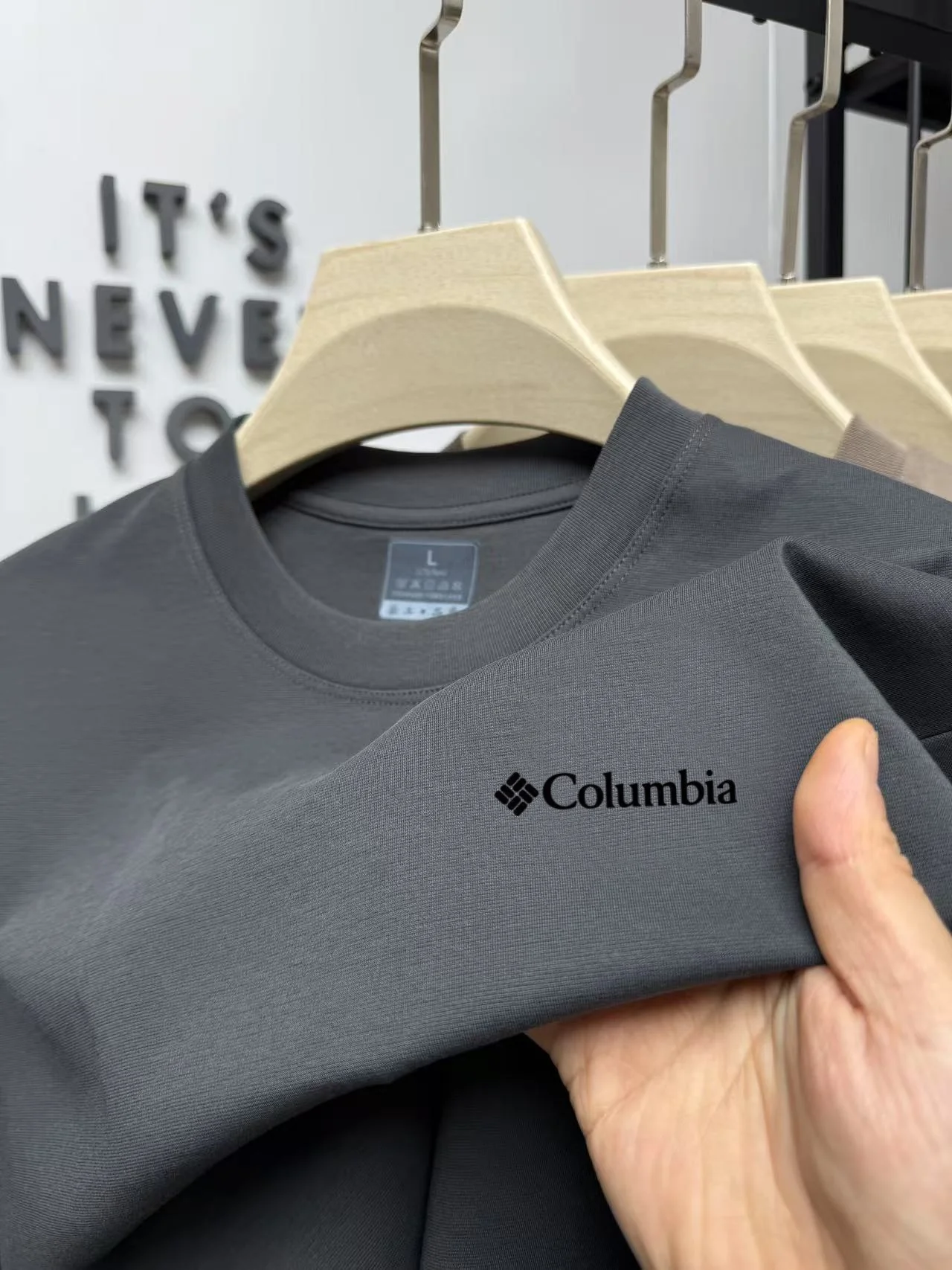 Summer solid color men's simple and luxurious embroidered round neck short sleeve T-shirt top comfort breath for daily commuting image 3