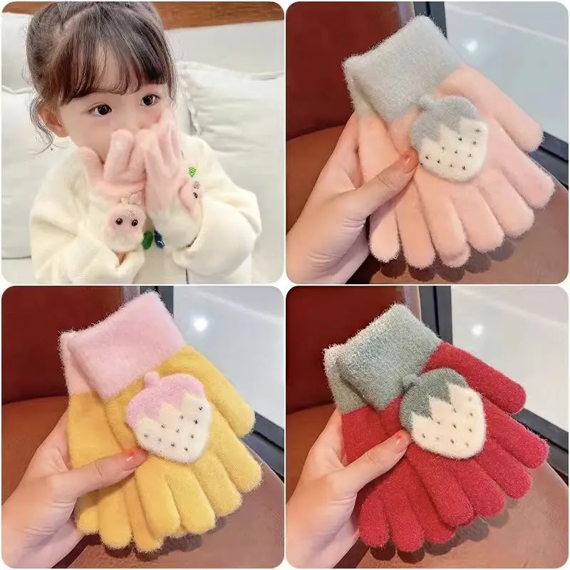 الخريف والشتاء لطيف الفراولة نمط محبوك قفازات الأطفال لينة الجلد ودية سميكة الباردة والدليل على قفازات يندبروف