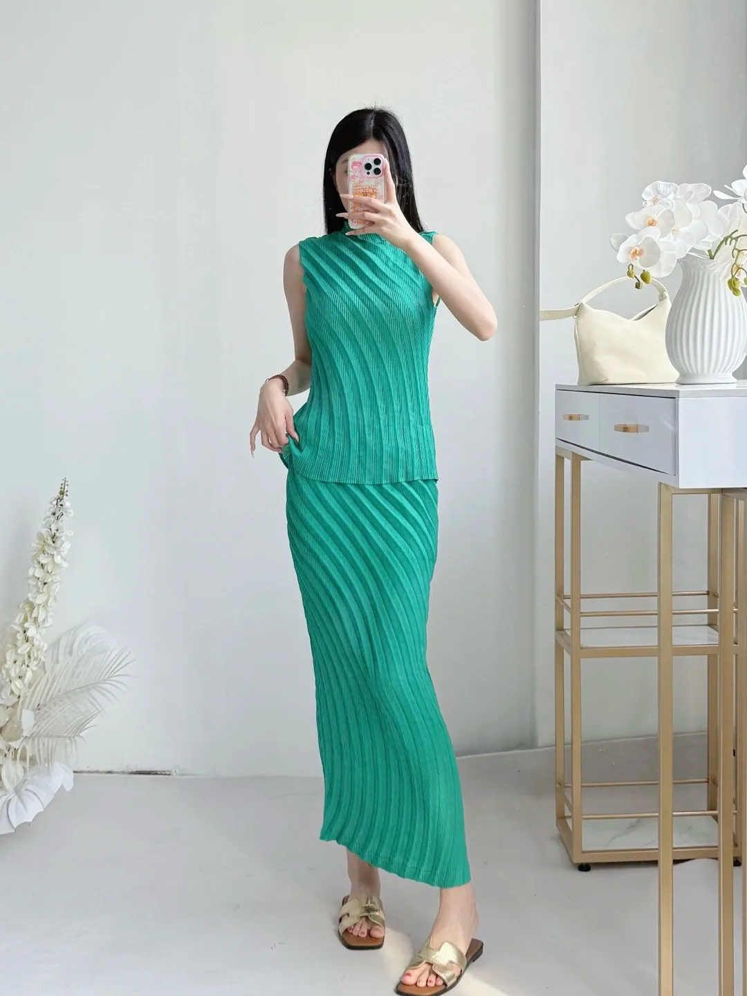 Solid Colour Round Neck Sleeveless Top Elastic Waist Pleated Half Body Skirt Two Piece Miyake 2025 Summer New Women's Suit