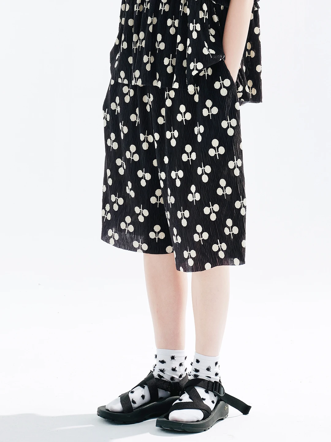

Black printed shorts, imakokoni 2025 original summer wrinkled casual literary style five-point pants for women.234073