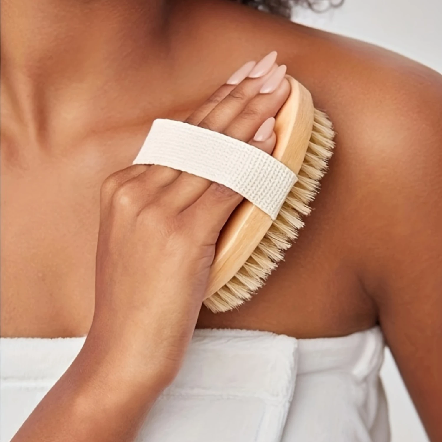 Деревянная щетка для ванны с противоскользящим ремешком — отшелушивающее средство для тела для влажной или сухой щетки, батарея не требуется — без запаха и экологически чистый